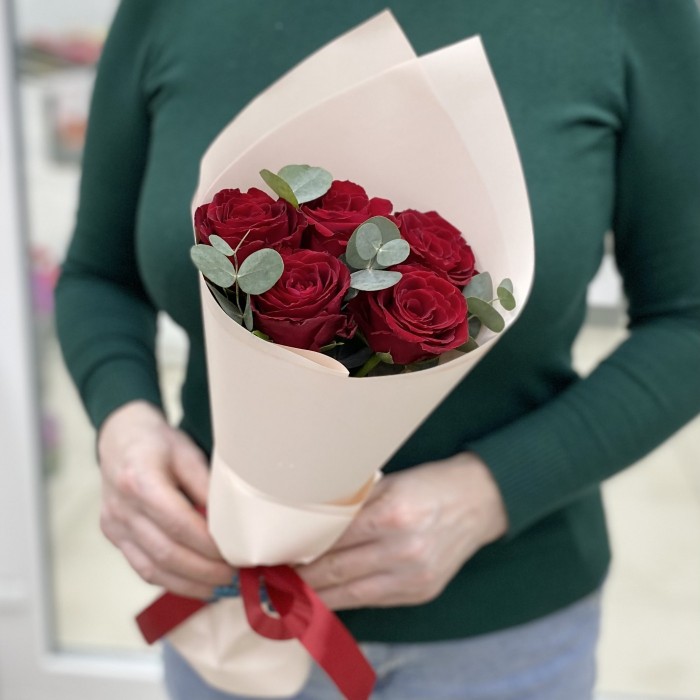5 красных роз с эвкалиптом
