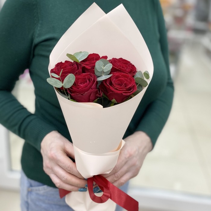 5 красных роз с эвкалиптом