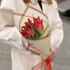 5 красных тюльпанов Ред Дресс в упаковке