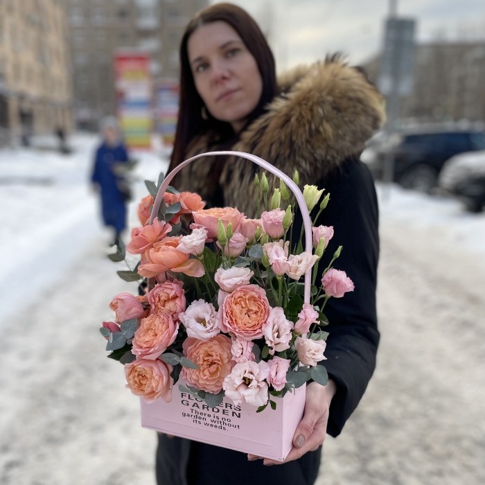 5 кустовых пионовидных роз Джульетта в кашпо