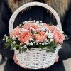 5 кустовых пионовидных роз Джульетта в корзине с гипсофилой