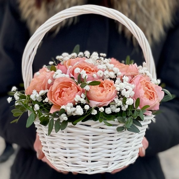 5 кустовых пионовидных роз Джульетта в корзине с гипсофилой