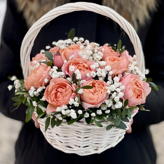 5 кустовых пионовидных роз Джульетта в корзине с гипсофилой