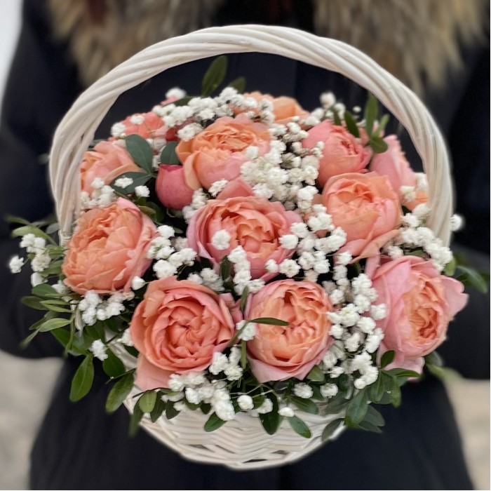 5 кустовых пионовидных роз Джульетта в корзине с гипсофилой