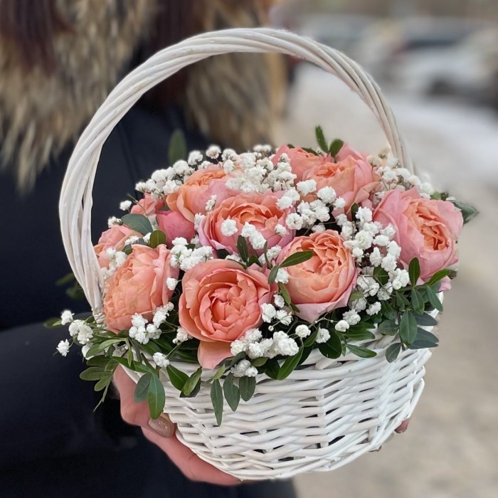 5 кустовых пионовидных роз Джульетта в корзине с гипсофилой