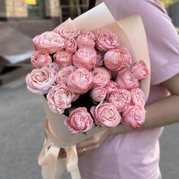 5 кустовых розовых роз Мадам бомбастик