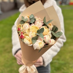 5 кустовых пионовидных роз Принцесса Суки с эвкалиптом