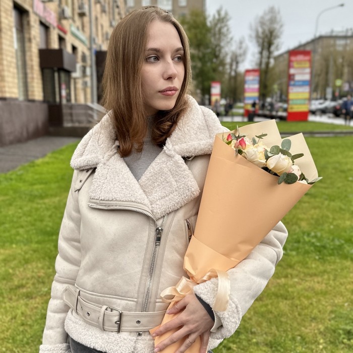 5 кустовых пионовидных роз Принцесса Суки с эвкалиптом