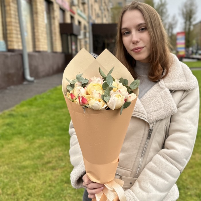 5 кустовых пионовидных роз Принцесса Суки с эвкалиптом