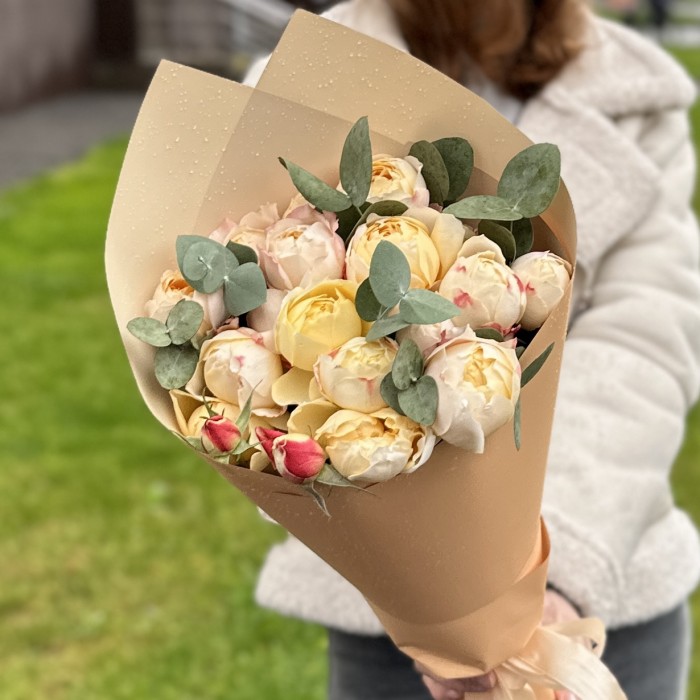 5 кустовых пионовидных роз Принцесса Суки с эвкалиптом