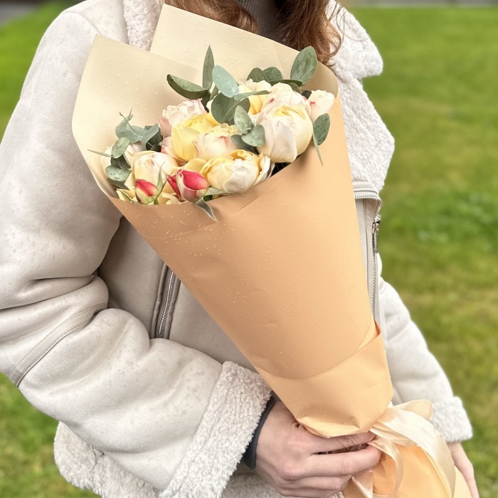 5 кустовых пионовидных роз Принцесса Суки с эвкалиптом