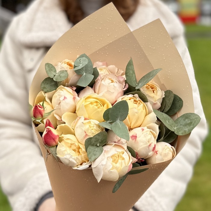 5 кустовых пионовидных роз Принцесса Суки с эвкалиптом