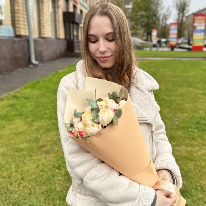 5 кустовых пионовидных роз Принцесса Суки с эвкалиптом