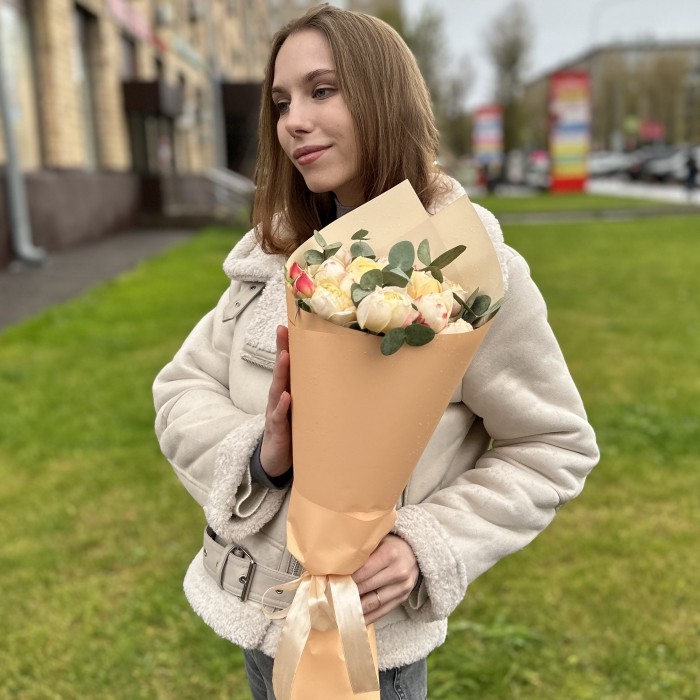 5 кустовых пионовидных роз Принцесса Суки с эвкалиптом