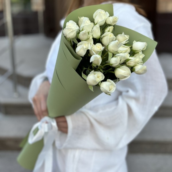 5 кустовых роз Сноу Бабл 80 см в упаковке