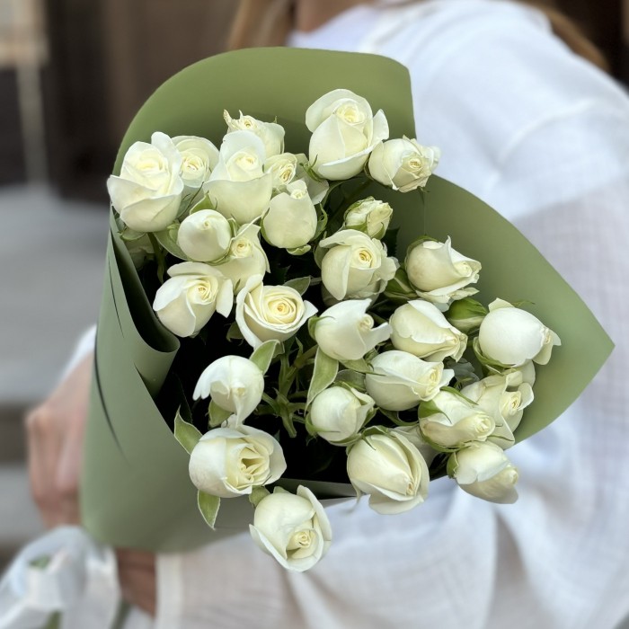 5 кустовых роз Сноу Бабл 80 см в упаковке