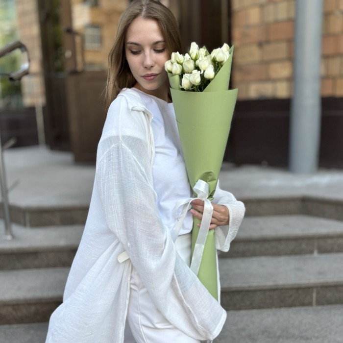 5 кустовых роз Сноу Бабл 80 см в упаковке