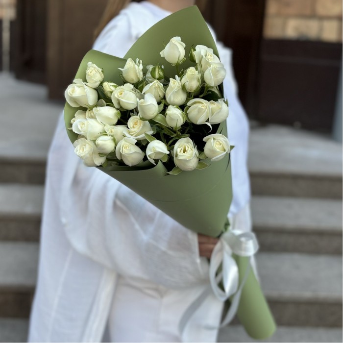 5 кустовых роз Сноу Бабл 80 см в упаковке