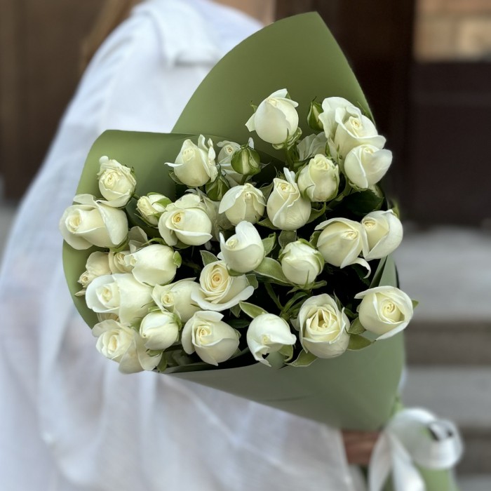 5 кустовых роз Сноу Бабл 80 см в упаковке