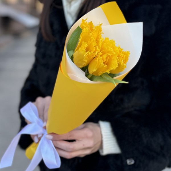 5 махровых желтых тюльпанов