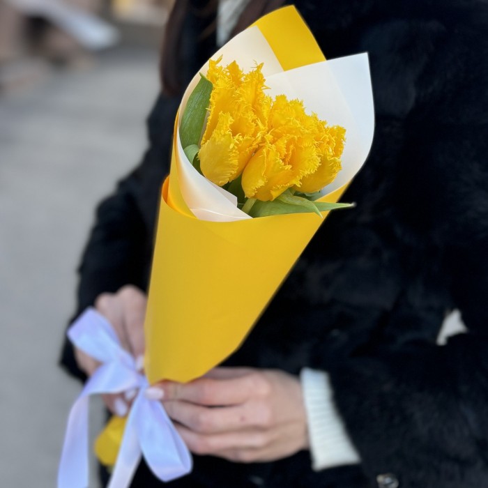 5 махровых желтых тюльпанов