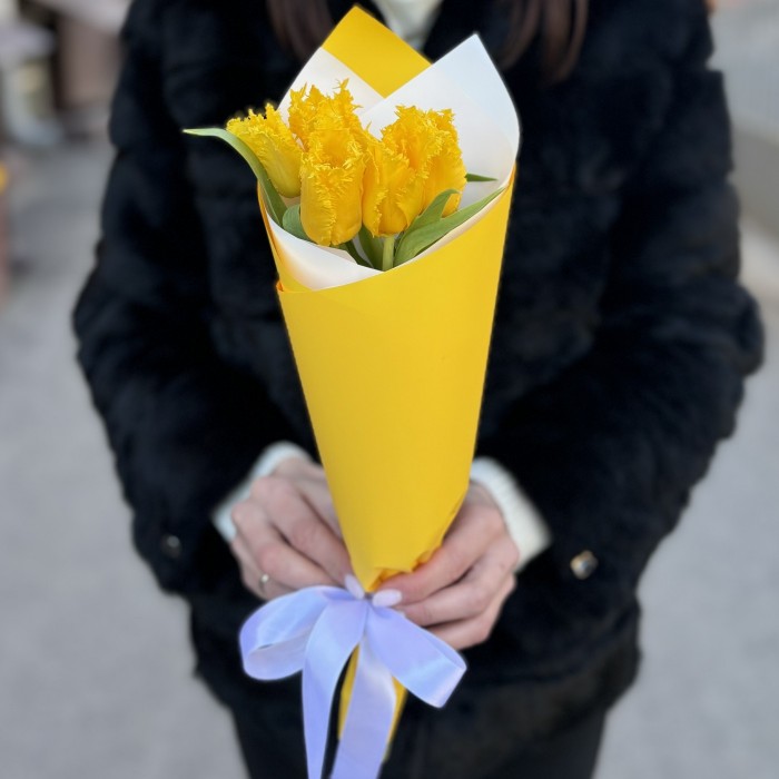 5 махровых желтых тюльпанов