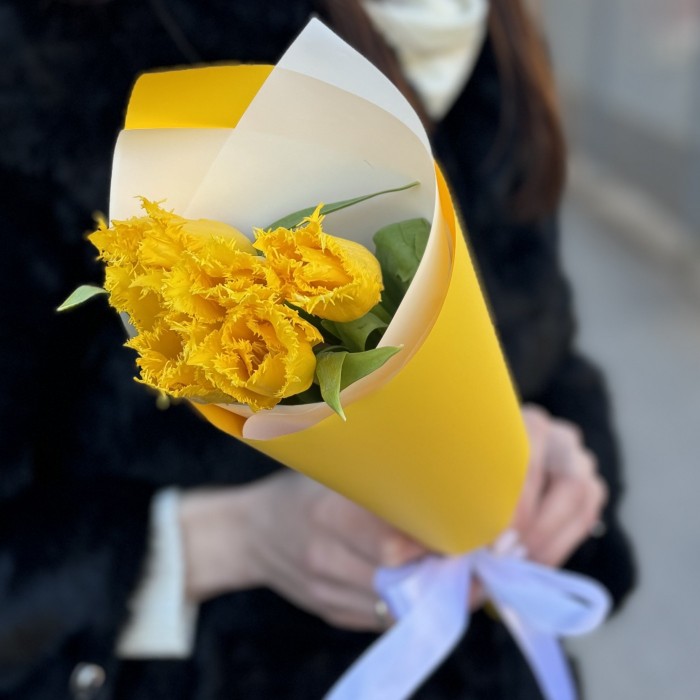 5 махровых желтых тюльпанов