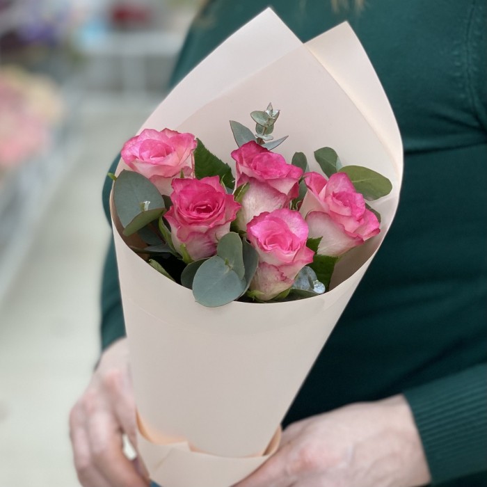 5 малиново - белых роз с эвкалиптом