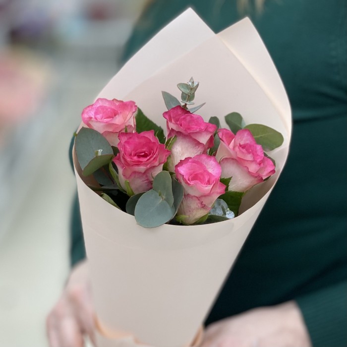 5 малиново - белых роз с эвкалиптом