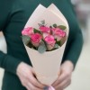 5 малиново - белых роз с эвкалиптом
