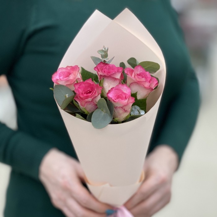 5 малиново - белых роз с эвкалиптом