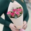 5 малиново - белых роз с эвкалиптом
