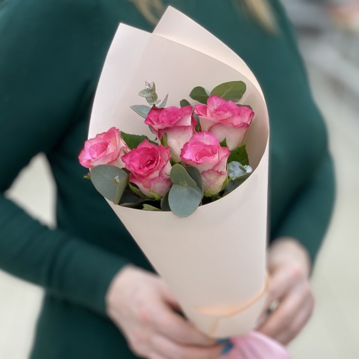 5 малиново - белых роз с эвкалиптом