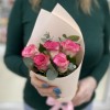 5 малиново - белых роз с эвкалиптом