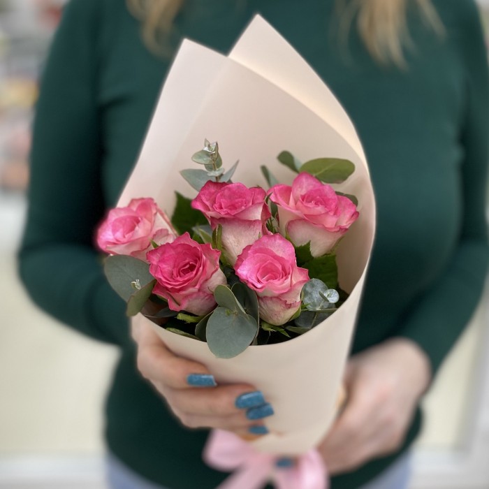 5 малиново - белых роз с эвкалиптом