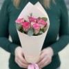5 малиново - белых роз с эвкалиптом