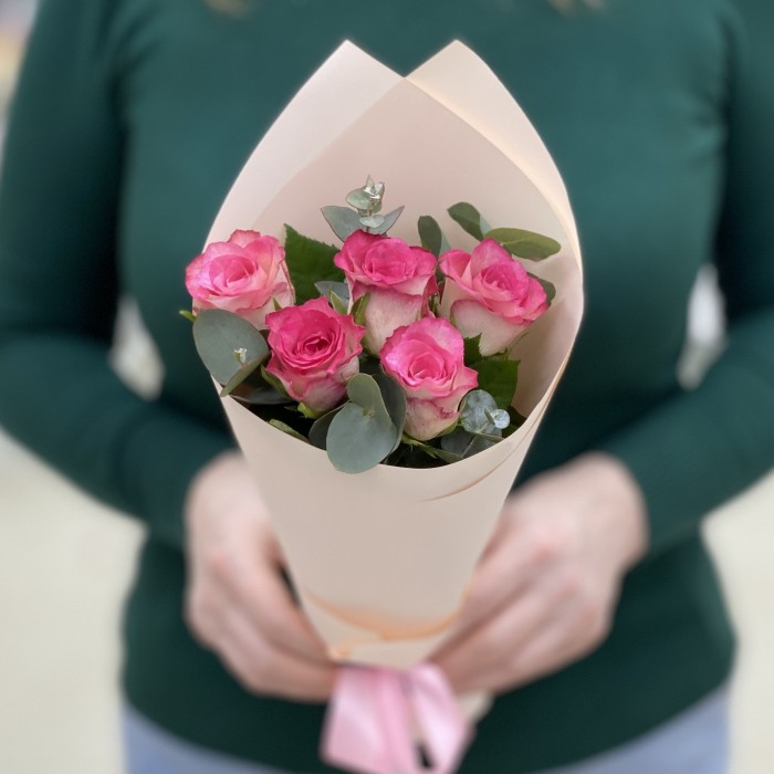 5 малиново - белых роз с эвкалиптом