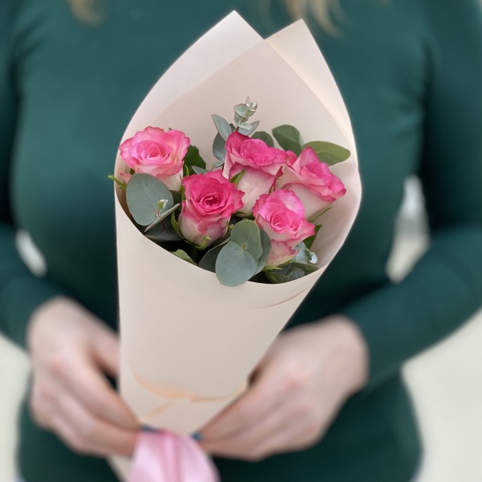 5 малиново - белых роз с эвкалиптом