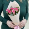5 малиново - белых роз с эвкалиптом