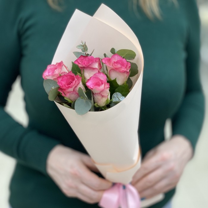 5 малиново - белых роз с эвкалиптом