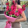 5 малиновых гладиолусов с аспидистрой