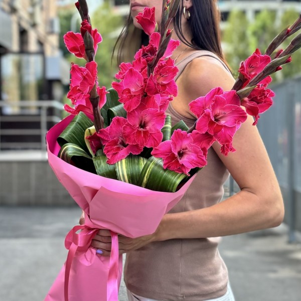 5 малиновых гладиолусов с аспидистрой