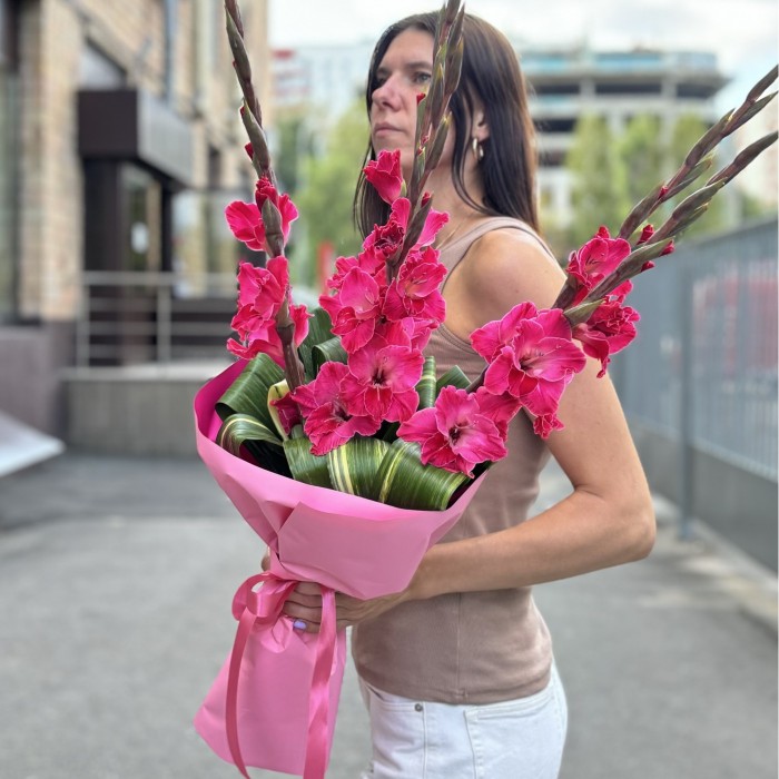 5 малиновых гладиолусов с аспидистрой