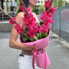 5 малиновых гладиолусов с аспидистрой