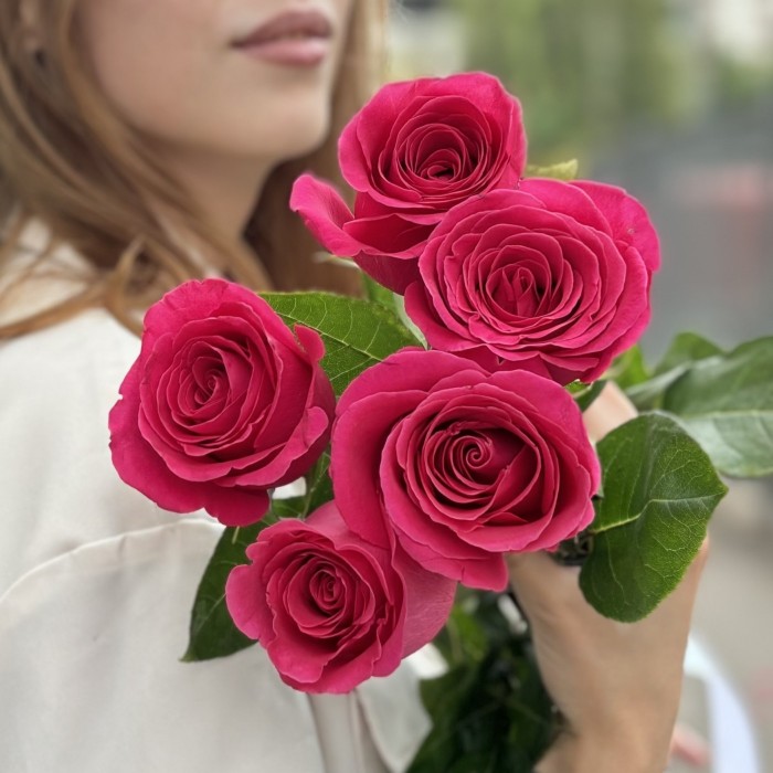 5 малиновых роз Пинк Флойд 80 см