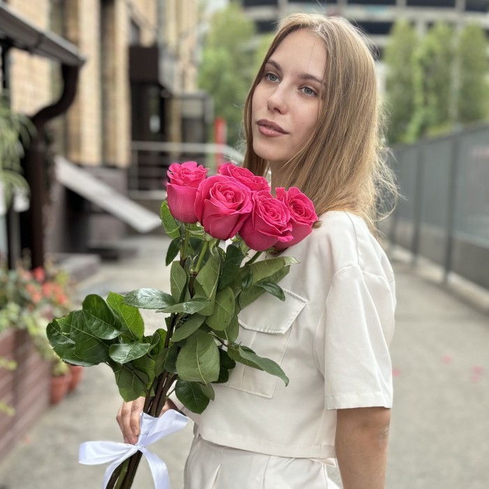 5 малиновых роз Пинк Флойд 80 см