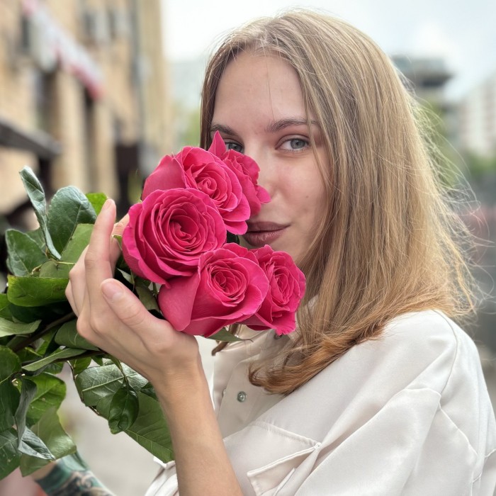 5 малиновых роз Пинк Флойд 80 см