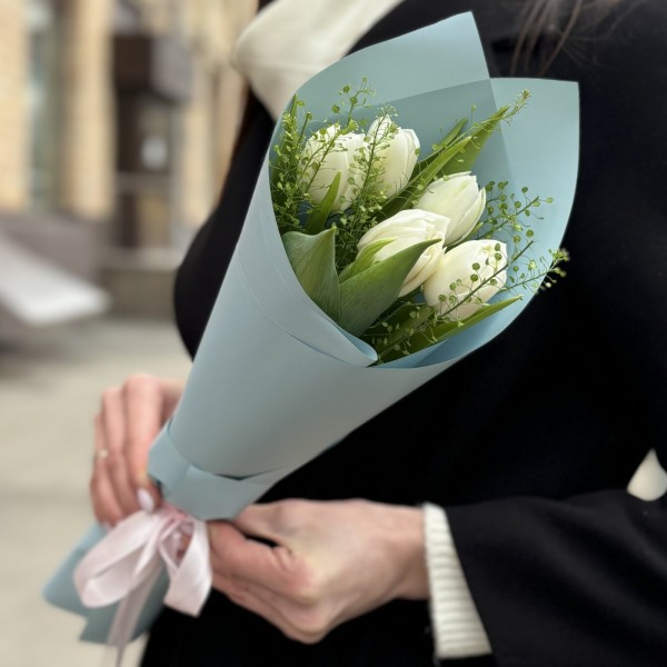 5 пионовидных белых тюльпанов с гринбелом