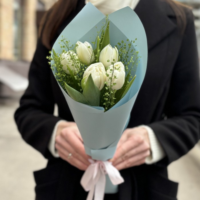 5 пионовидных белых тюльпанов с гринбелом