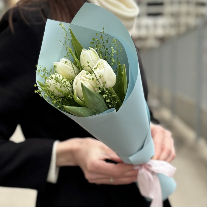 5 пионовидных белых тюльпанов с гринбелом